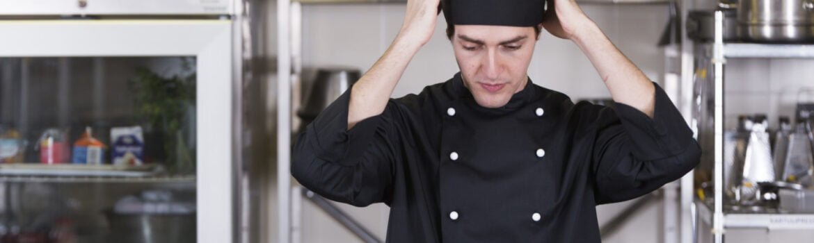 Cocinero con chaqueta y gorro negro