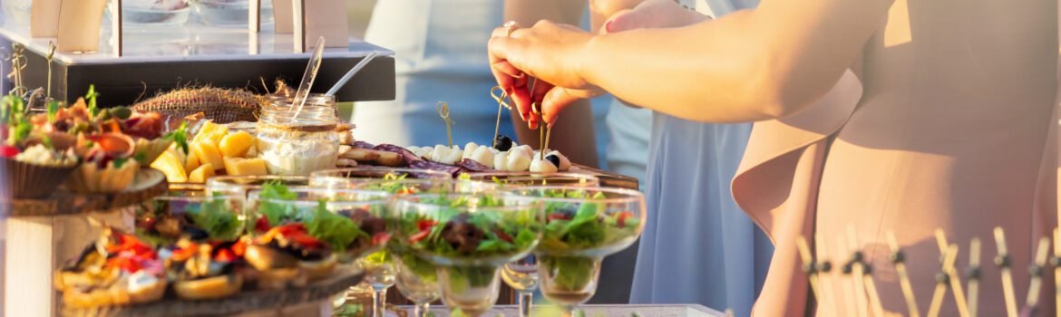 Mesa de banquete de catering bellamente decorada con comida diferente