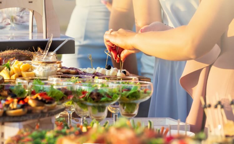 Mesa de banquete de catering bellamente decorada con comida diferente