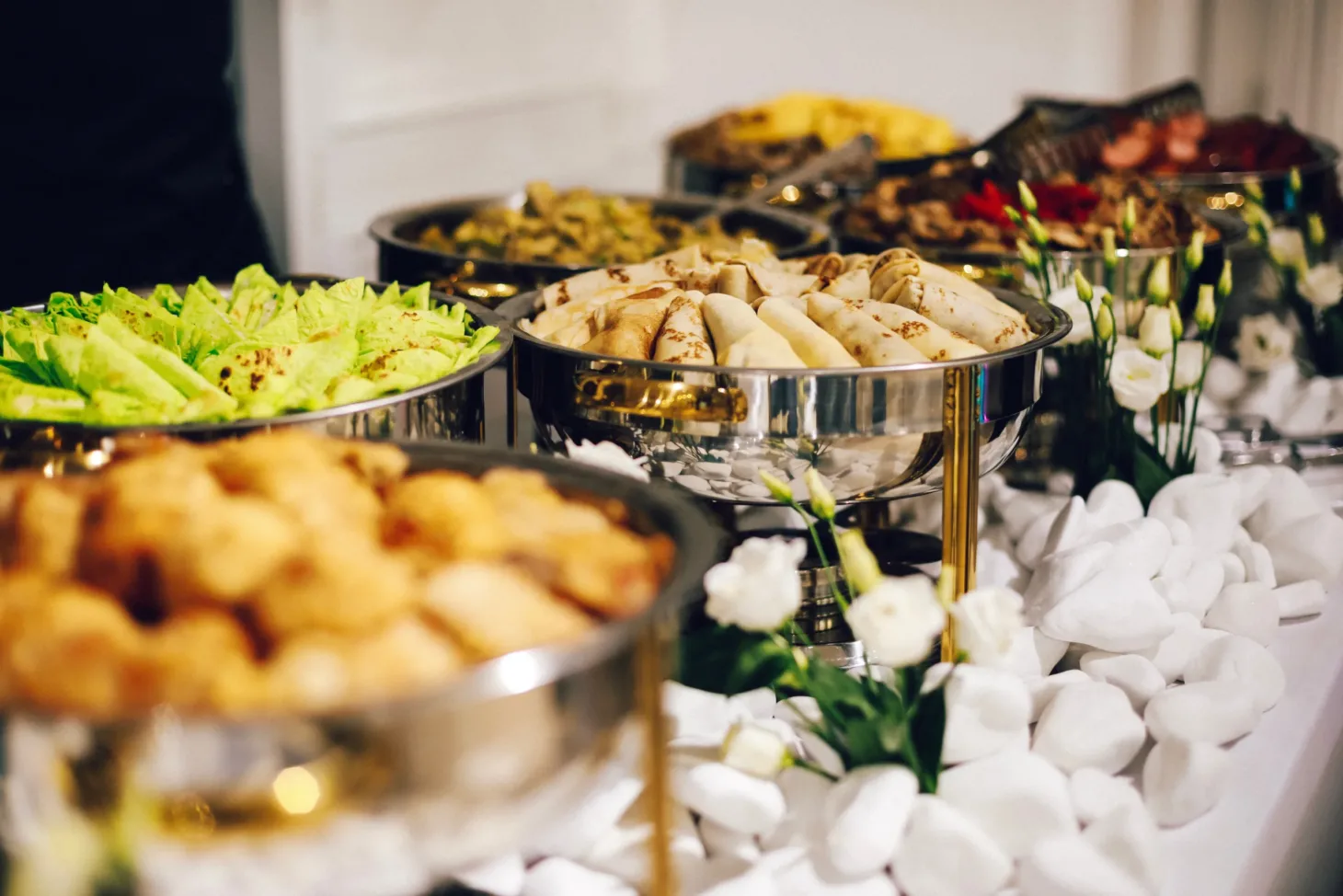 Mesa buffet con platos calientes con comida