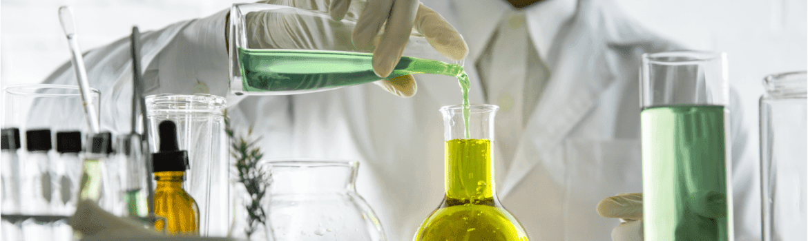 Químico en el laboratorio mezclando líquidos